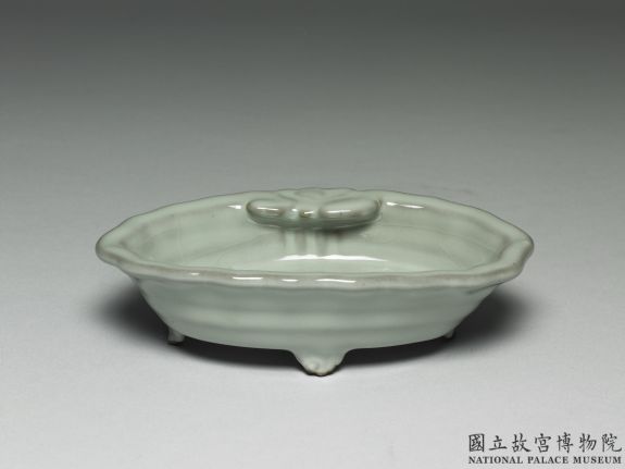 Flowerpot with four legs and linear pattern in green glaze, Qing dynasty, Qianlong reign (1736-1795)